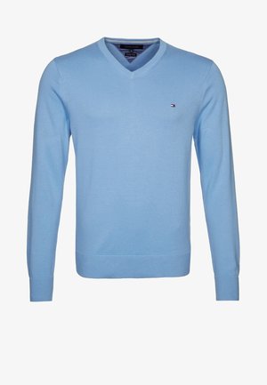 Vaaleansininen, pitkähihainen V-pääkohdan neulepaita, joka on valmistettu neuloksesta. Paita on varustettu pienellä logolla rinnassa sekä resorikäsivarsilla ja helmalla. Pintamateriaali on sileä.