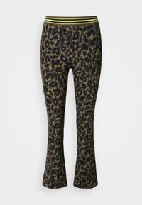 Flared pants met luipaardprint in donkergroen en zwart, met een brede elastische tailleband met groene strepen. Zachte, rekbare stof.