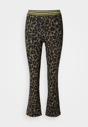 Flared pants met luipaardprint in donkergroen en zwart, met een brede elastische tailleband met groene strepen. Zachte, rekbare stof.