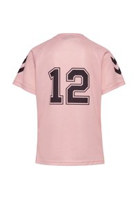 Maillot de sport à manches courtes rose clair avec le numéro 12 en noir dans le dos et des bandes en forme de chevron noires sur les deux manches.