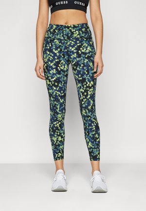 Hög midjebyxor i en mörk blommönster med blå och gröna accenter, med en mjuk textur och ankellång design.