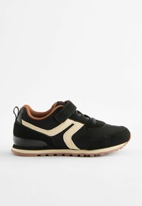 Czarne sneakersy z siateczkową cholewką, zamszowymi akcentami i beżowymi detalami. Posiadają zapięcie na rzep, okrągły czubek i teksturowaną gumową podeszwę.