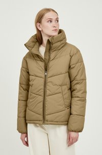 Giubbotto puffer beige con colletto alto, chiusura con zip e motivo a rombi obliqui. Presenta tasche laterali e polsini elasticizzati per garantire calore.