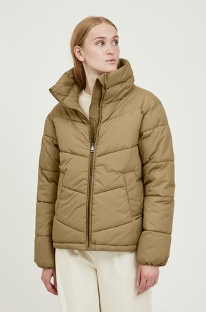 Beige pufferjack met een hoge kraag, ritssluiting en diagonaal gestikt patroon. Beschikt over zakken aan de zijkant en elastische manchetten voor extra warmte.