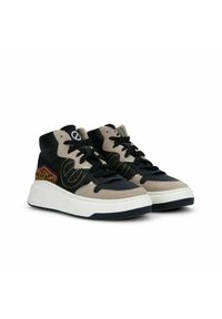 Hoge sneakers met een mix van zwarte stof, beige suede en accenten van luipaardprint. Dikke witte zool met een donkere buitenzool en zwarte veters.