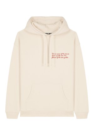 Haut à capuche couleur crème avec une poche frontale, un capuchon à cordon et un texte rouge brodé sur la poitrine. Tissu doux au design décontracté.