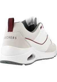 Baskets Skechers avec un dessus en mesh blanc et en daim, des accents bordeaux et une semelle rembourrée avec une aération visible.