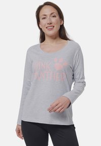 Maglietta grigia a maniche lunghe con la scritta "PINK PANTHER" in rosa e un'impronta di zampa rosa. Tessuto morbido con una vestibilità rilassata e scollo rotondo.