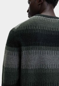 Wollpullover mit strukturiertem, geripptem Muster in grünen, grauen und dunkelgrünen Streifen; Rundhalsausschnitt; Rückansicht mit Schulterdetails.