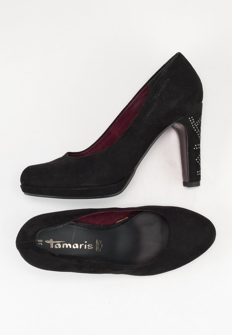 Chaussures à talons hauts en daim noir pour femmes avec bouts arrondis, clous décoratifs sur les talons et doublure intérieure rouge foncé.