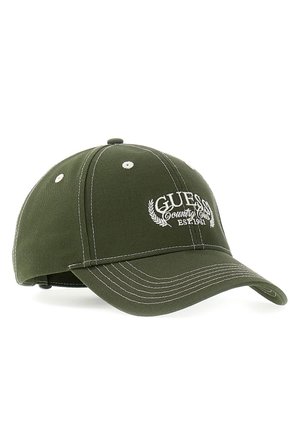 Olivgrüne Baseballkappe mit weißen Nähten und weiß besticktem "Guess Country Club EST 1981"-Text auf dem Frontpanel.