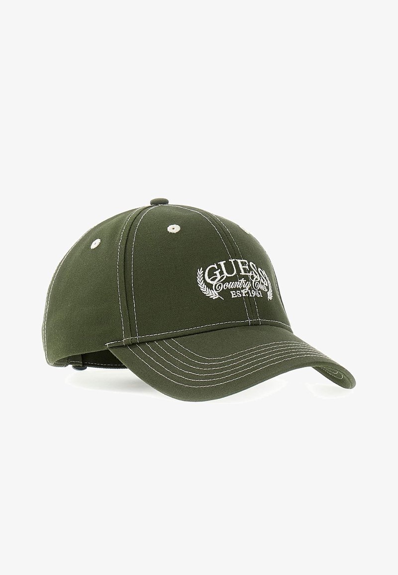 Casquette de baseball vert olive avec coutures blanches et texte brodé blanc "Guess Country Club EST 1981" sur le panneau avant.