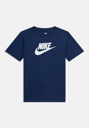 Mørkeblå T-shirt med korte ærmer med hvid Nike-logo og swoosh centreret foran.
