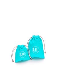 Türkise Stoff-Schmuckbeutel, einer größer und einer kleiner, mit silbernen Zugverschluss und geprägtem "Elli"-Logo auf der Vorderseite.