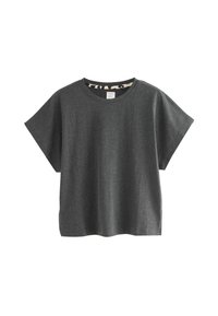 Grå T-shirt med korte, brede ærmer, rund hals, lavet af blødt stof. Indersiden har et subtilt mønster nær halsen.