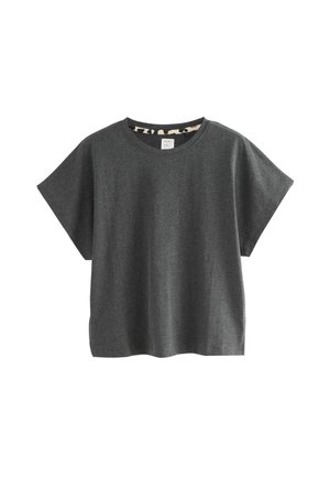 Grå T-shirt med korte, brede ærmer, rund hals, lavet af blødt stof. Indersiden har et subtilt mønster nær halsen.