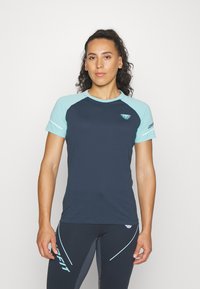 Μπλε και ανοιχτό μπλε αθλητικό μπλουζάκι κοντομάνικο με στρογγυλή λαιμόκοψη, λεία υφή και λογότυπο επωνυμίας στο στήθος και στο μανίκι.