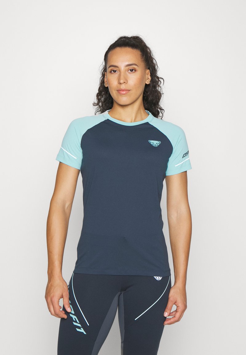 Μπλε και ανοιχτό μπλε αθλητικό μπλουζάκι κοντομάνικο με στρογγυλή λαιμόκοψη, λεία υφή και λογότυπο επωνυμίας στο στήθος και στο μανίκι.