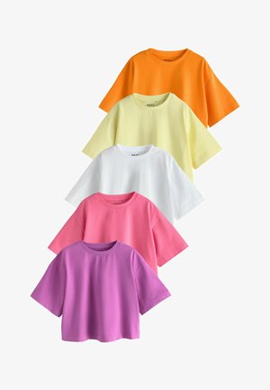 Vijf effen T-shirts met korte mouwen en ronde hals in oranje, lichtgeel, wit, roze en paars, gerangschikt in een verspringende verticale stapel.