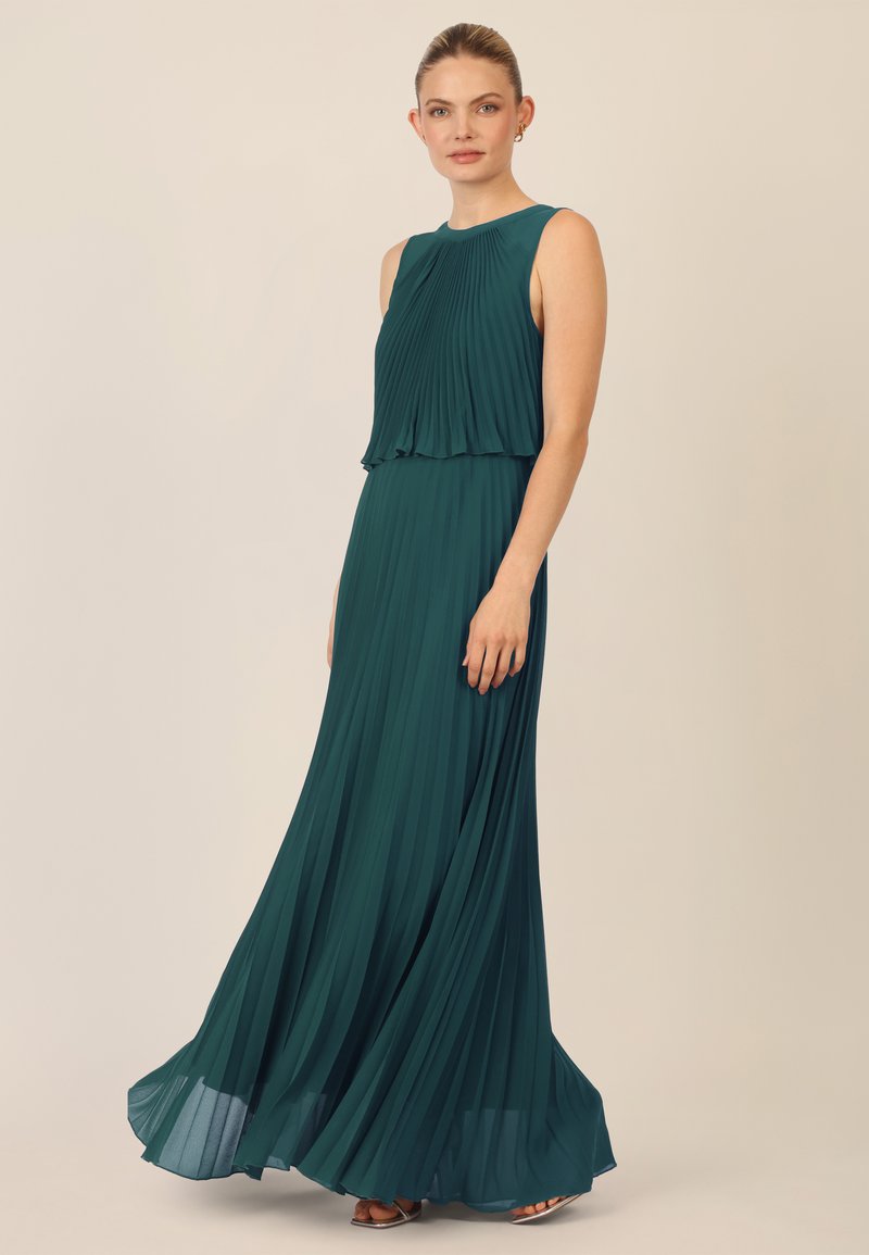 Teal geplooide maxi-jurk met een mouwloos ontwerp, gelaagd lijfje en zwierige rok. Zachte textuur, vloerlengte en subtiele draping aan de zoom.