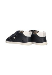 Zapatillas de cuero azul oscuro con acentos blancos. Cuentan con una correa de velcro y una suela texturizada para proporcionar tracción. Punta redondeada y cuello acolchado.