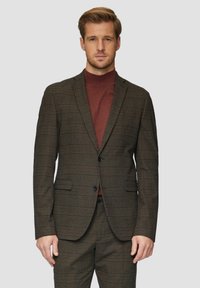 Brązowa marynarka w kratę o slim fit, z dwoma przednimi kieszeniami, czarnymi guzikami i miękką fakturą, noszona na bordowym golfie.