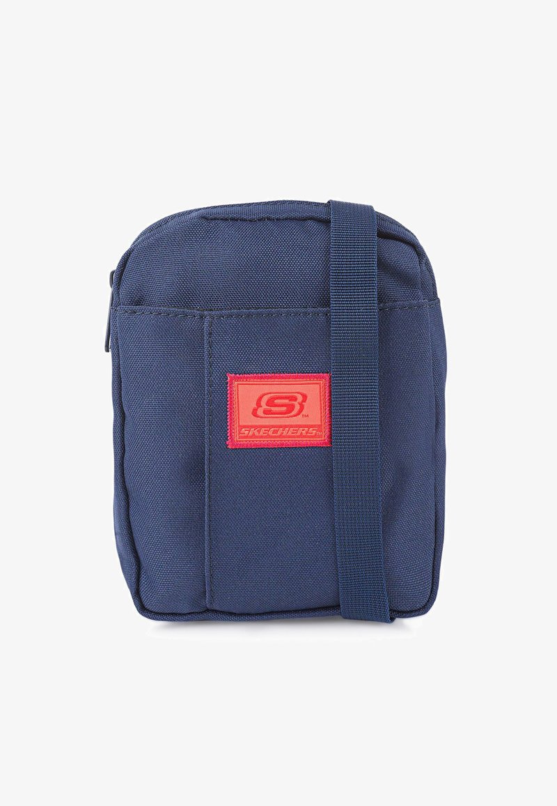 Bolso cruzado de tela azul marino con un parche de logo rojo y correa ajustable. Forma rectangular, cierre de cremallera y material texturizado duradero.