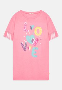 T-shirt en coton rose à manches courtes et ourlets à franges. Présente un graphique "LOVE" coloré en sequins et des motifs de cœurs de différentes couleurs.