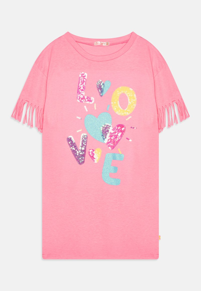 Roze katoenen T-shirt met korte mouwen en franjes aan de uiteinden. Kenmerkt zich door een kleurrijke, met pailletten versierde "LOVE" graphic en hartontwerpen in verschillende kleuren.