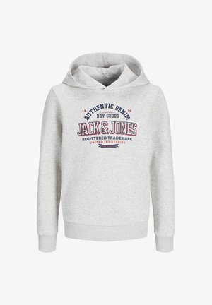 Granatowa puchowa kamizelka na szarym hoodie z grafiką, zestawiona z jasnoniebieskimi dżinsami oraz białymi sneakersami. Prosty krój, luźny fason.