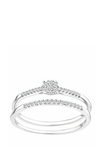 Juego de anillos de plata de ley que presenta tres bandas, una con un clúster redondo central de pequeñas piedras preciosas transparentes, y las otras adornadas con piedras más pequeñas.