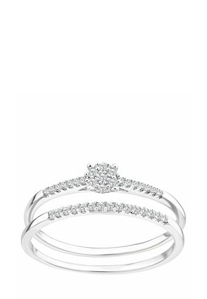 Hõbe hõbedane sõrmuste komplekt, mis koosneb kolmest bändist, millest üks sisaldab keskmist ümmargust klastrit väikestest selgetest gemmidest, teised on kaunistatud väiksemate kivitükikestega.