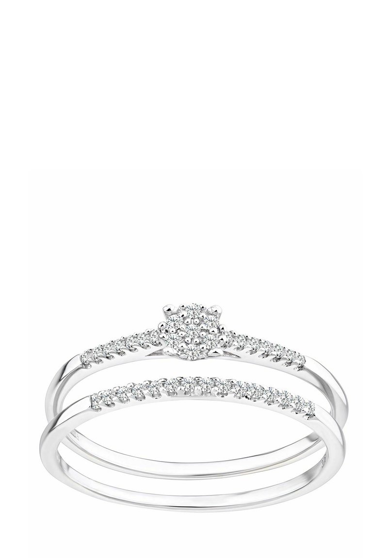 Juego de anillos de plata de ley que presenta tres bandas, una con un clúster redondo central de pequeñas piedras preciosas transparentes, y las otras adornadas con piedras más pequeñas.