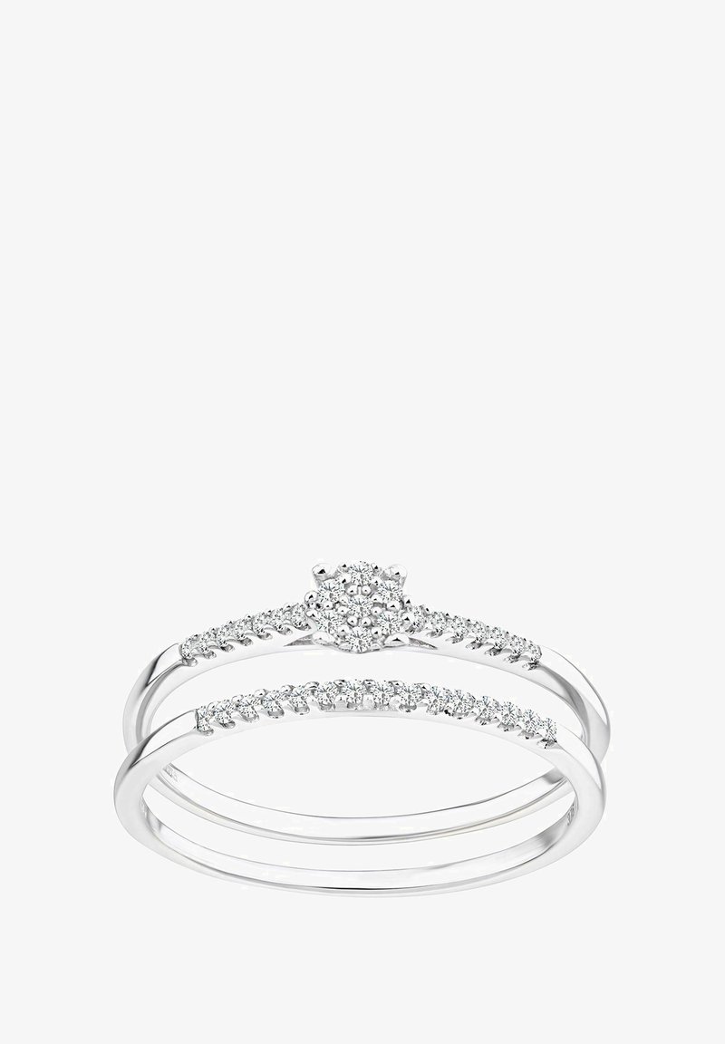 Juego de anillos de plata de ley que presenta tres bandas, una con un clúster redondo central de pequeñas piedras preciosas transparentes, y las otras adornadas con piedras más pequeñas.