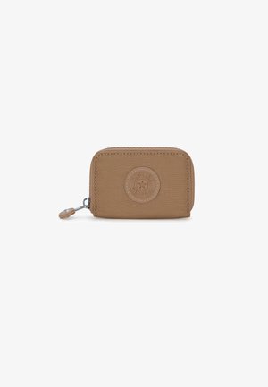 Portefeuille synthétique marron à bords arrondis, doté d'un patch logo texturé et d'une fermeture éclair. Inclut un petit tirette décoratif.