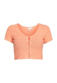 Krótki rękaw, dopasowany crop top w jasnym koralowym kolorze, o prążkowanej fakturze, z okrągłym dekoltem i pięcioma guzikami z przodu.