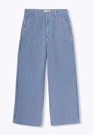 Pantalons larges rayés bleu et blanc avec une fermeture à bouton, des passants de ceinture et des poches latérales ; fabriqués à partir d'un tissu léger.