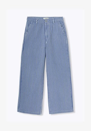 Pantalons larges rayés bleu et blanc avec une fermeture à bouton, des passants de ceinture et des poches latérales ; fabriqués à partir d'un tissu léger.