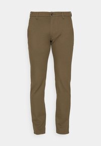 Slim-fit olijfgroene broek met riemlussen, voorste knoopsluiting en zijzakken op een witte achtergrond.