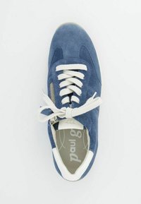 Blaue Wildledersneaker mit weißen Schnürsenkeln und Reißverschlussdetails. Abgerundete Zehenpartie, gepolsterte Innensohle und kontrastierende weiße Sohle. Das Design beinhaltet die Markenkennzeichnung im Inneren.
