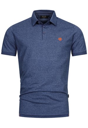 Herreblå polo-shirt med korte ærmer, krave, tre knapper og et lille orange logo på venstre bryst.