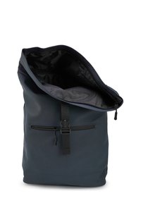 Marineblauwe waterdichte rugzak met een oprol-sluiting, zwarte ritszak aan de voorkant en verstelbare schouderband voor een veilige bevestiging. Soepele textuur.