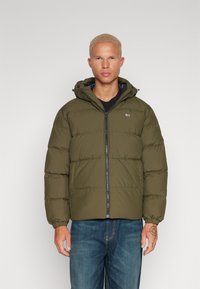 Tommy Jeans - ESSENTIAL JACKET - Pūkinė striukė - drab olive green Miniatiūros vaizdas 1