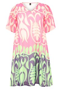 Robe rose à col en V ornée d'un motif floral géométrique blanc, vert et violet, avec des manches courtes et une silhouette fluide.