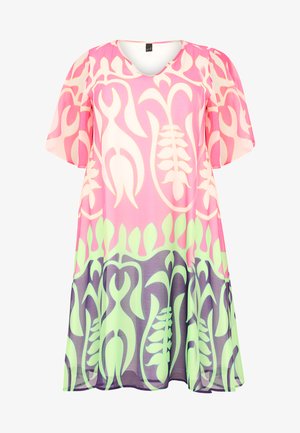 Roze V-hals jurk met een geometrisch bloemenpatroon in wit, groen en paars, met korte mouwen en een vloeiende silhouet.