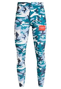 Des leggings ajustés avec un motif camouflage bleu et turquoise, offrant un matériau lisse et une étiquette de logo rouge sur la ceinture.