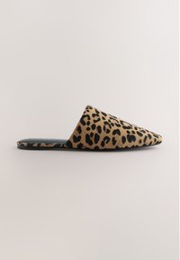 Chaussure mule beige avec un bout pointu et imprimé léopard noir, présentant une texture douce et une semelle plate, conçue pour un enfilage facile.