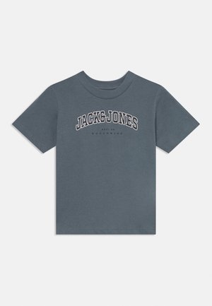 Camiseta gris de manga corta con "JACK & JONES" impreso en grandes letras blancas en el pecho y texto más pequeño debajo.