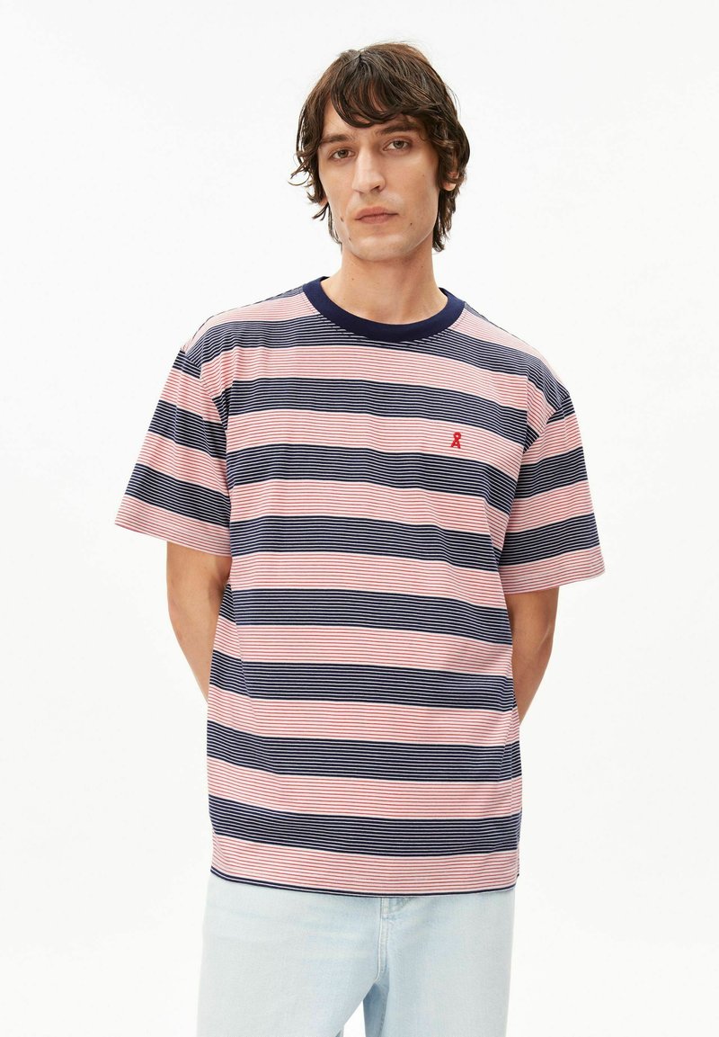 Gestreept katoenen T-shirt met brede horizontale roze en marineblauwe strepen, een marineblauwe ronde hals en een klein rood logo-accent op de borst.