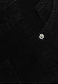 Tejido de mezclilla negra con una textura suave, que presenta un bolsillo delantero y un detalle de botón plateado cerca de la cintura.